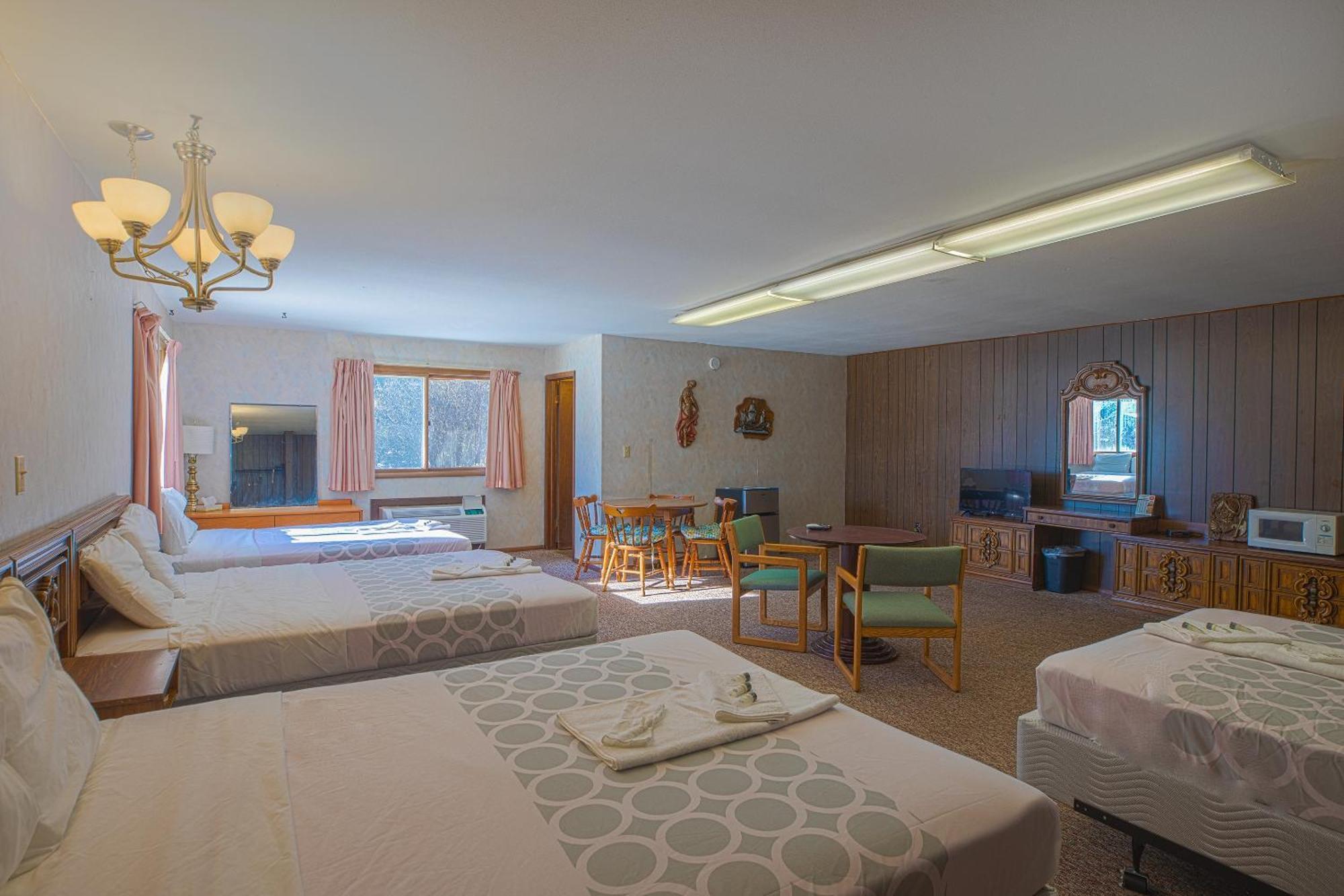 Love Hotels Tomahawk By Oyo At Lake Mohawksin Wi מראה חיצוני תמונה