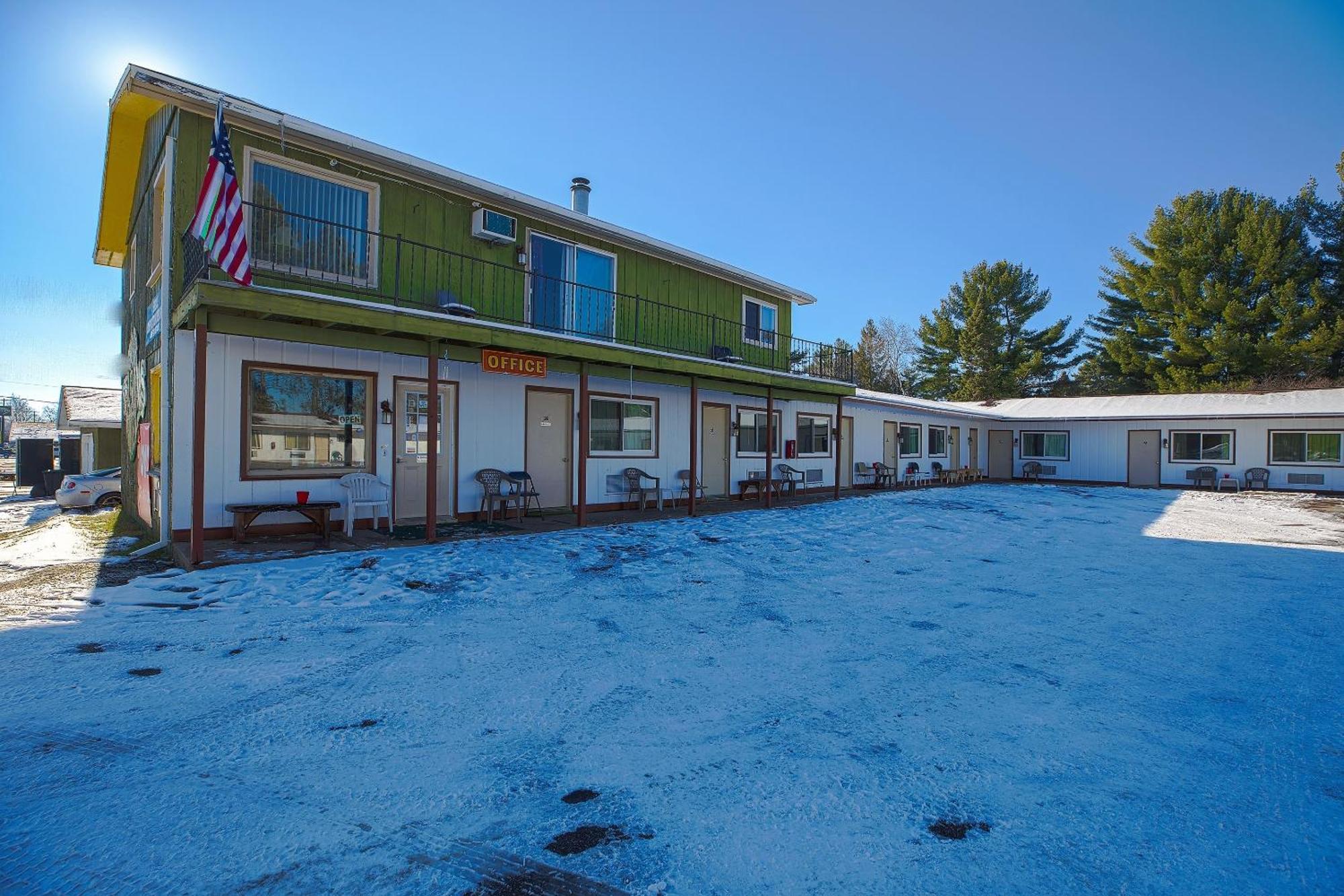 Love Hotels Tomahawk By Oyo At Lake Mohawksin Wi מראה חיצוני תמונה